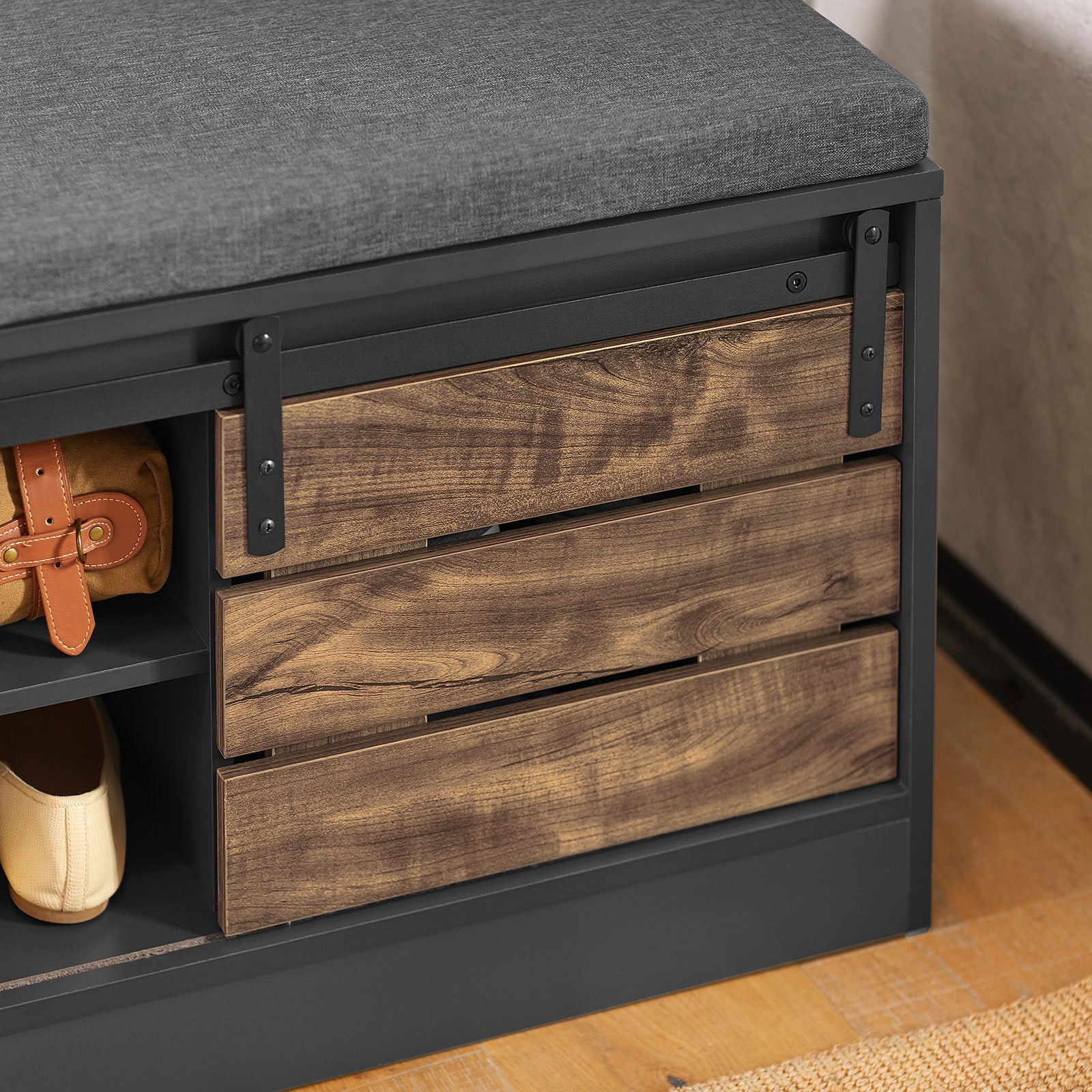 SoBuy Armoire à chaussures avec portes coulissantes Armoire à chaussures avec porte de grange, Étagère à chaussures avec coussin Style Vintage L80xP35xH48cm FSR120-HG