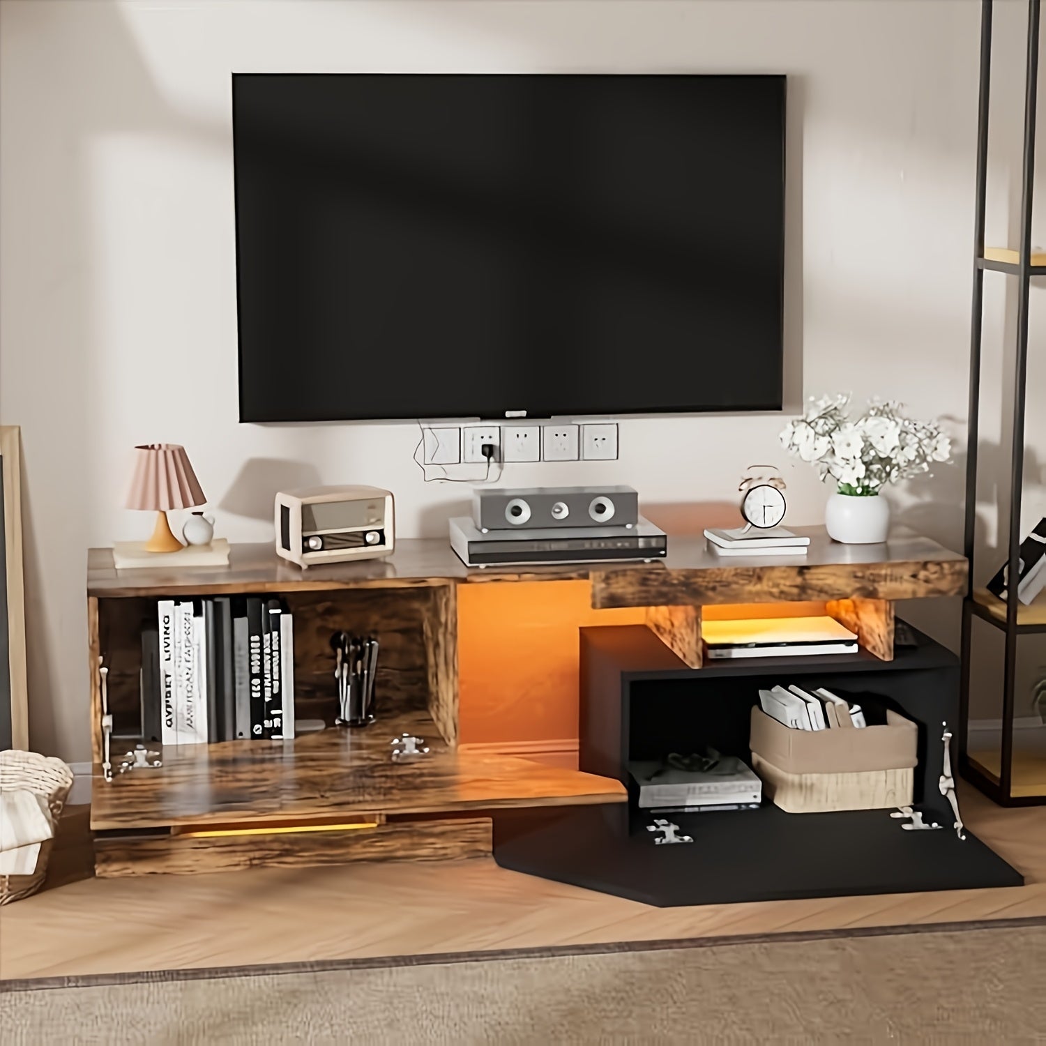 Ce meuble TV est adapté aux téléviseurs jusqu'à 65 pouces, avec un espace de rangement pour le centre de divertissement, console multimédia moderne pour salon à haute brillance, 140 cm x 35 cm x 44 cm, marron
