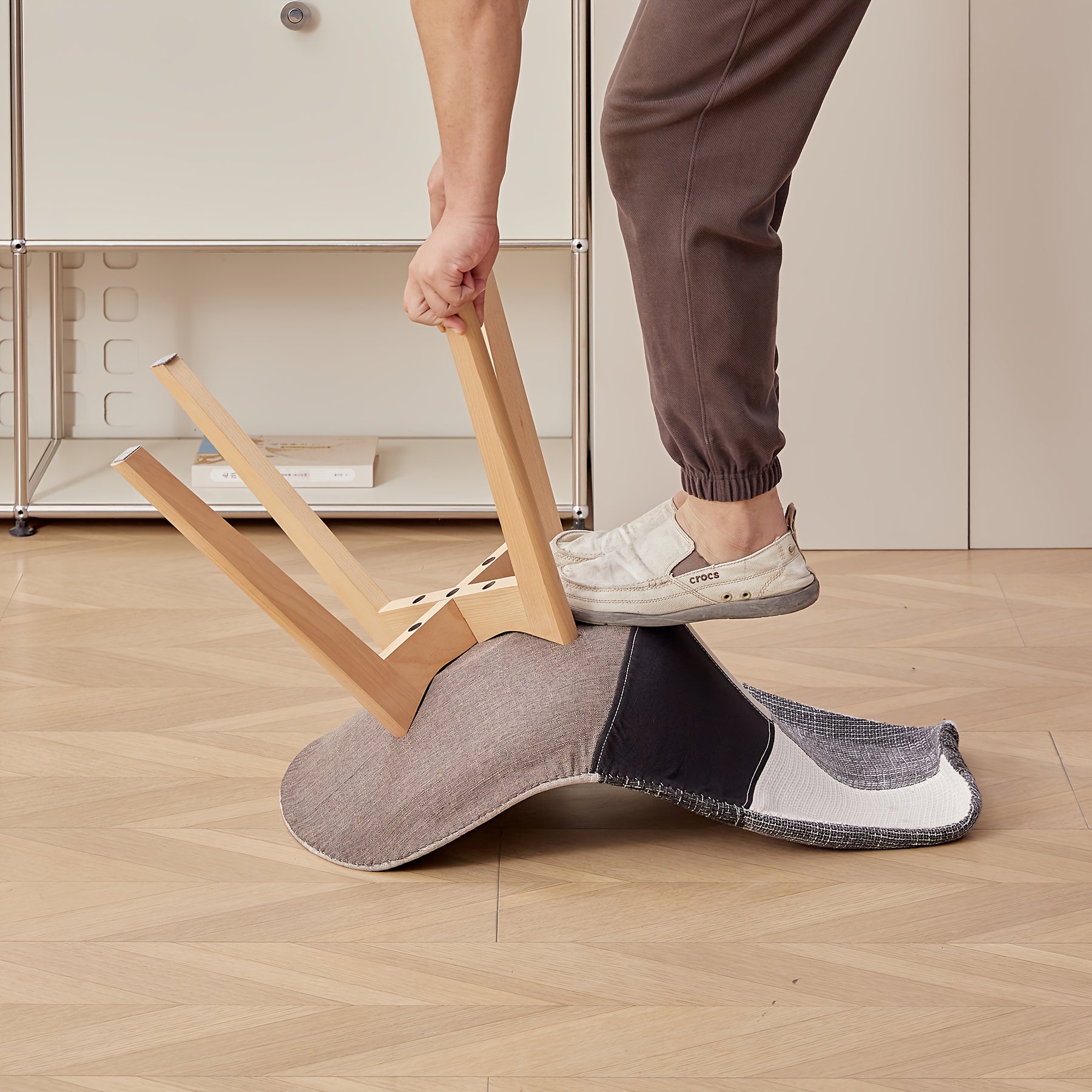 Ensemble de 2/4 chaises de salle à manger de style scandinave - Chaises de cuisine rembourées avec coussin en lin et dossier courbé, tissu noir et cadre en bois de hêtre, design sans bras pour le salon, la chambre à coucher, la salle à manger - Durable e