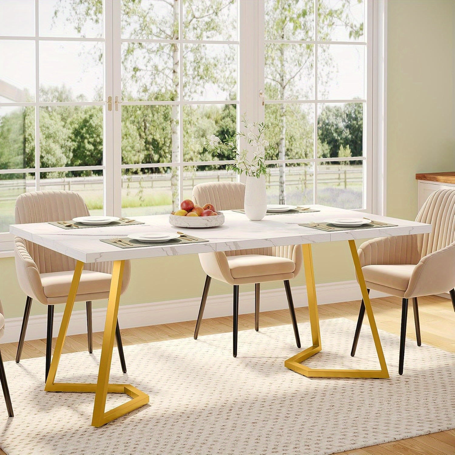 Table à manger rectangulaire moderne blanche et dorée de 55 pouces avec plateau en faux marbre, pieds métalliques robustes & patins ajustables - Surface résistante aux rayures de haute qualité, construction facilement nettoyable en bois ingénieré, design