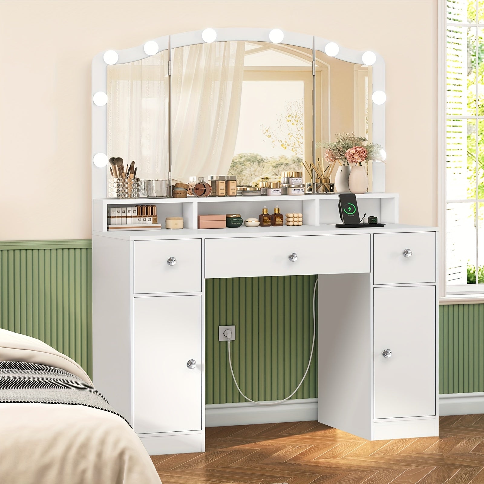 Coiffeuse moderne blanche avec 3 miroirs pliants, 10 lumières et prises, 3 tiroirs et 2 armoires