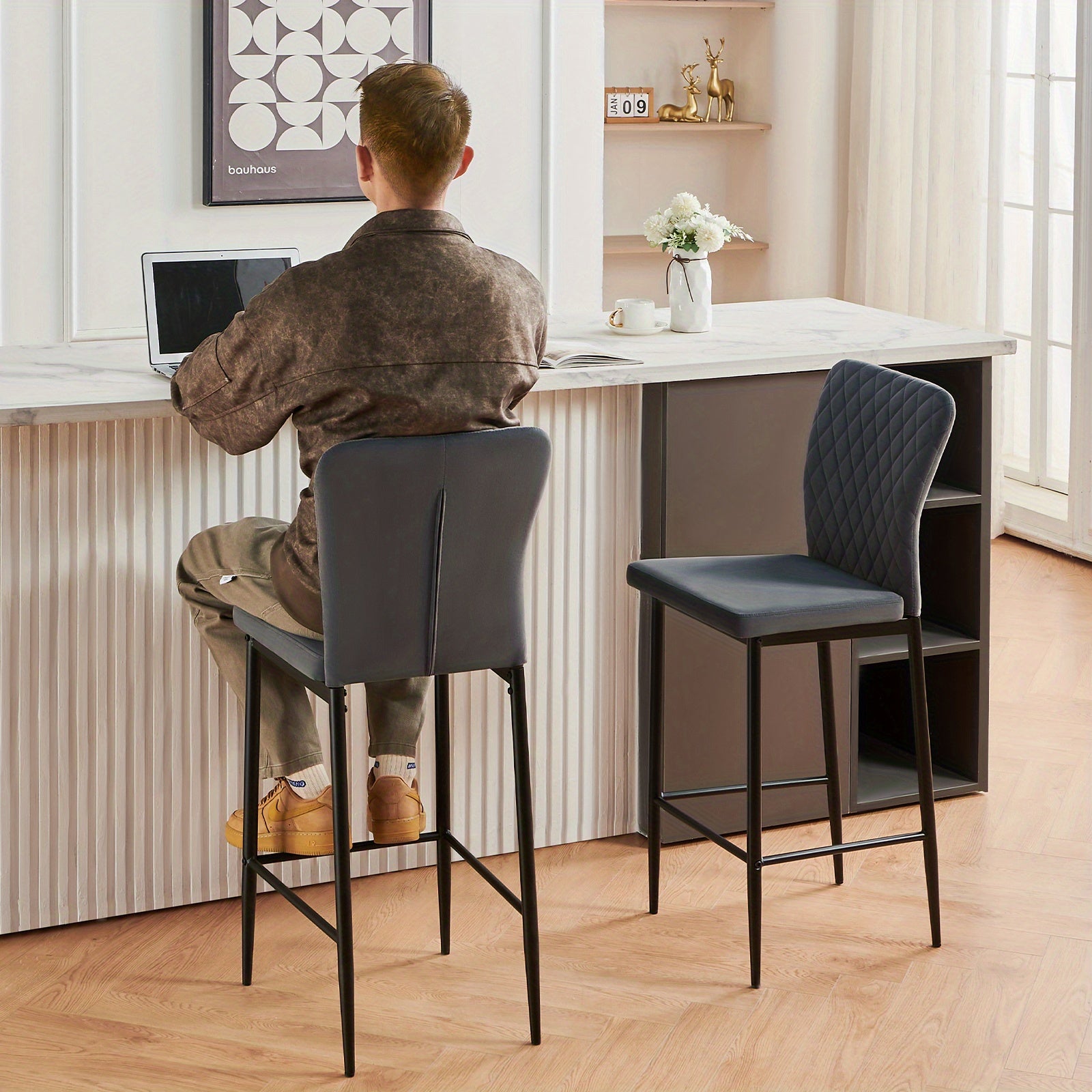 Ensemble de tabourets de bar 2/4/6, tabouret design en velours/simili suède, tabouret rembourré avec pieds métalliques, dossier et repose-pieds, idéal pour bistro, salle à manger et bar